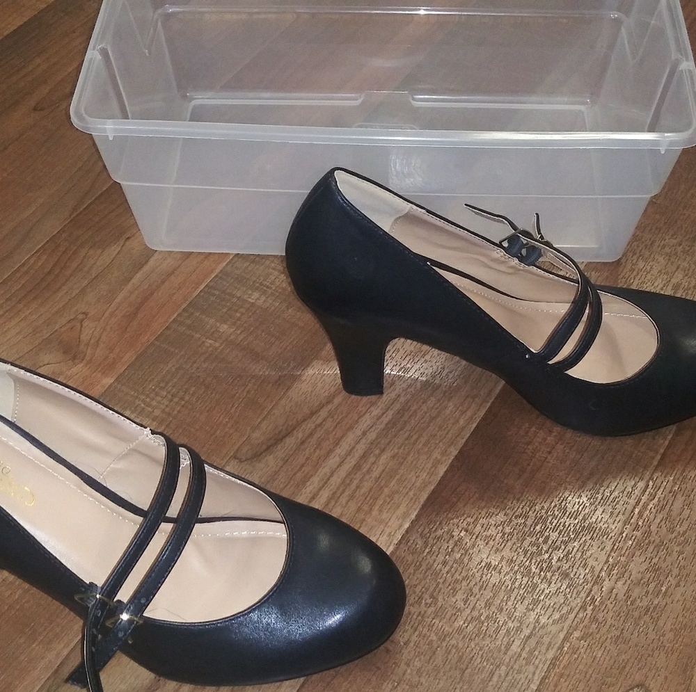 Black pumps